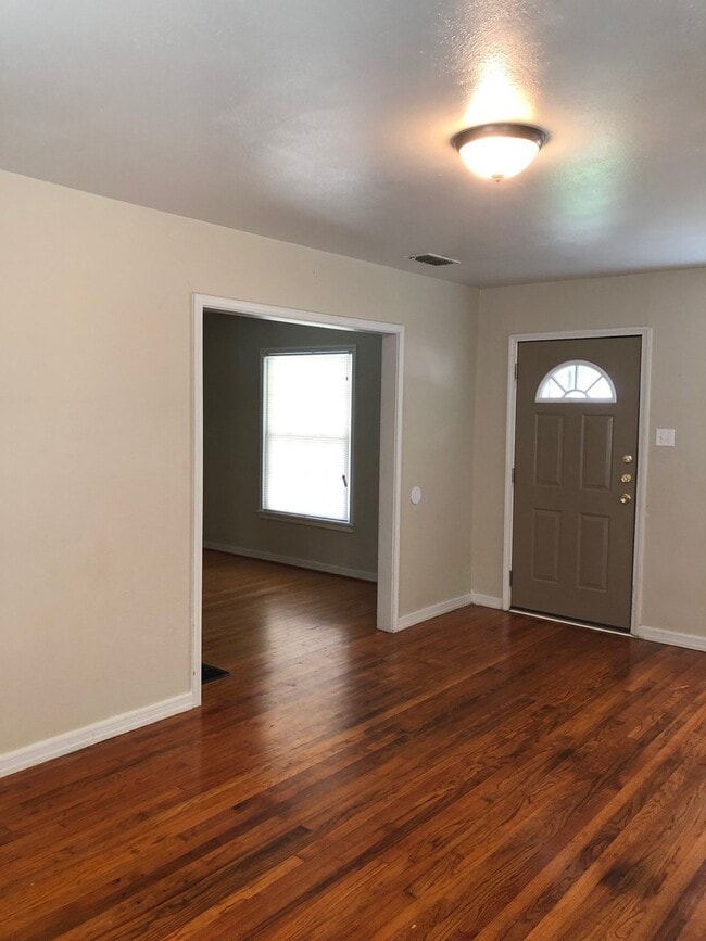 Building Photo - Cute 2 Bedroom, 1 Bath Home!