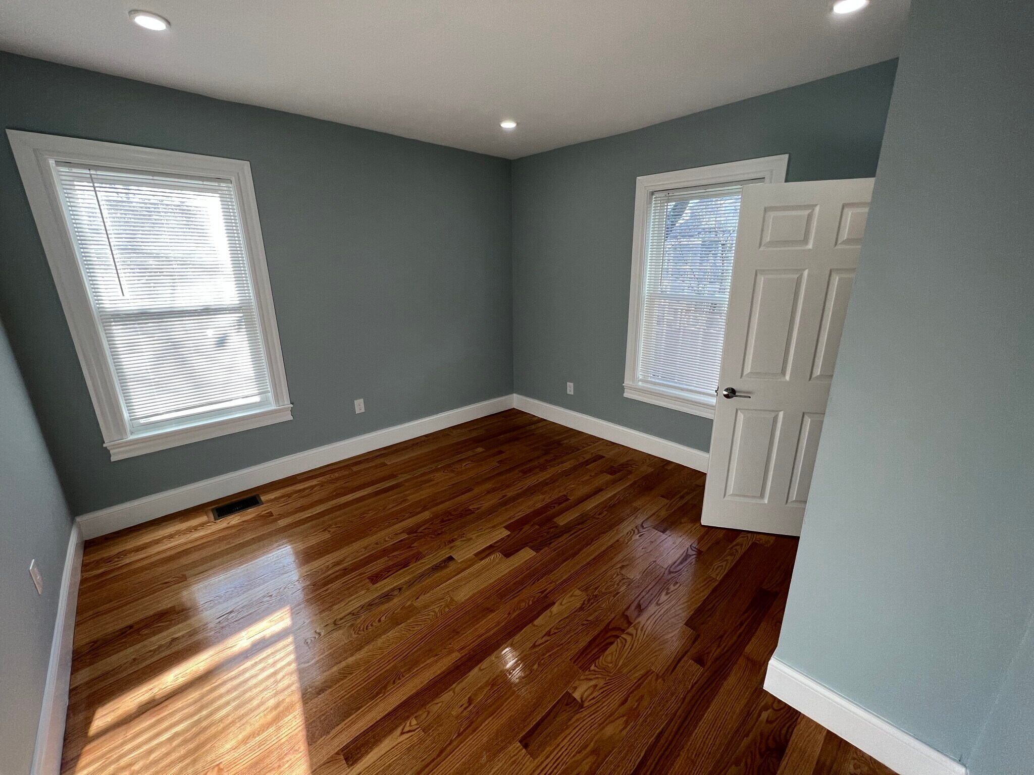 Building Photo - 361 Beacon St