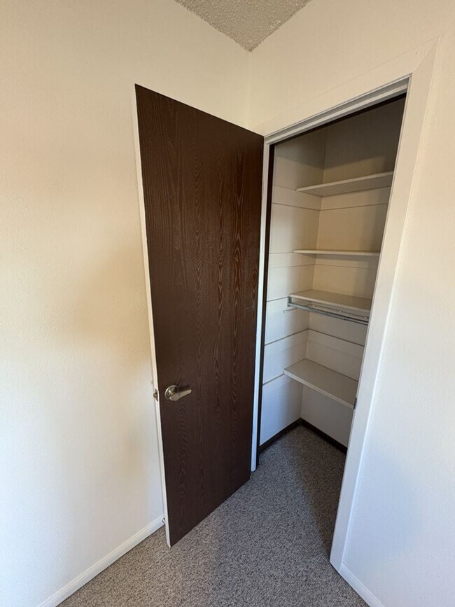 Building Photo - 1 Bed 1 Bath + Flex Room - Updated!