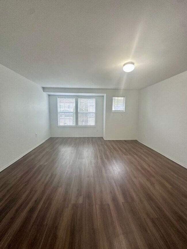 Building Photo - Spacious 4 bedroom - Ready Now