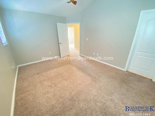 Building Photo - Beautiful 3 Bedroom Townhome End Unit in D...