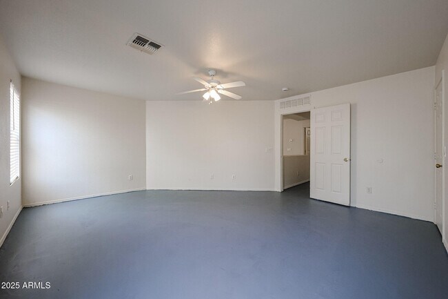 Building Photo - 5919 W Trumbull Rd