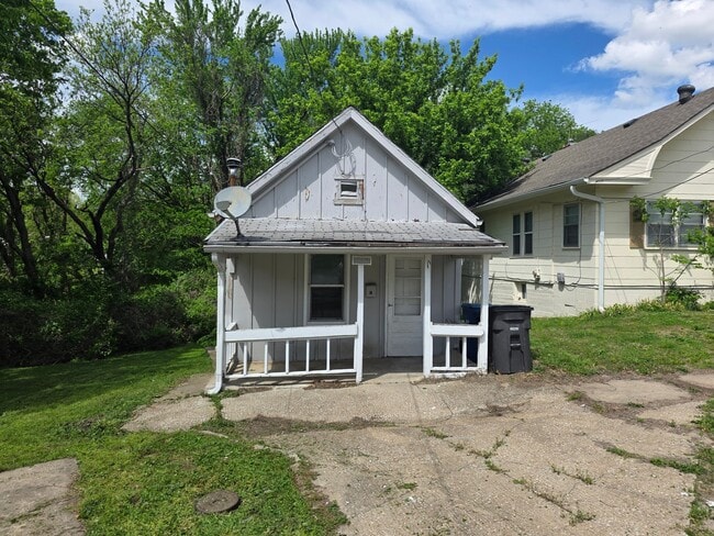 Building Photo - 1046 W Maple Ave