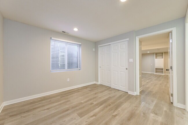 Building Photo - 981 Conifer Ct