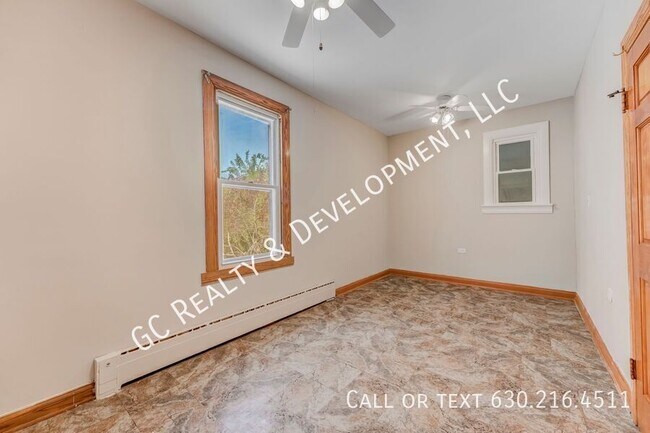 Building Photo - 2519 N Hamlin Ave