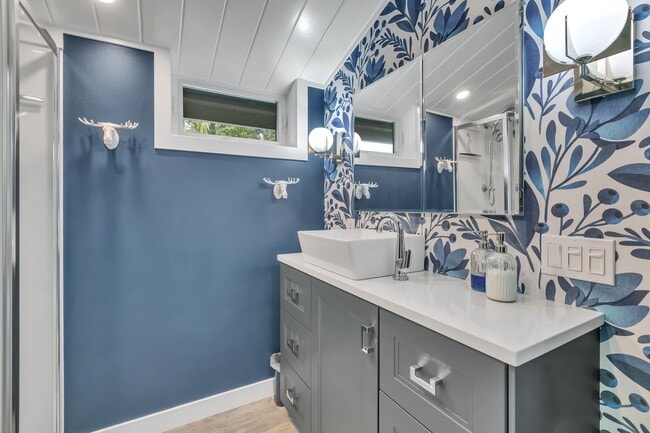 Building Photo - Private ADU available in Burien (garages n...