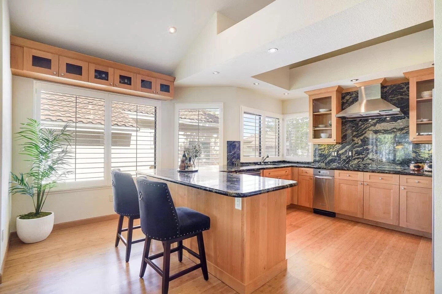 Building Photo - 3056 Lakemont Dr