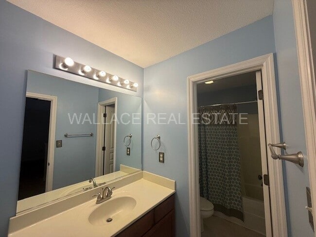 Building Photo - CUTTERS RUN...3 BEDROOM TOWNHOUSE WITH PRI...