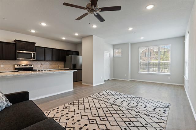 Building Photo - 2833 Bellflower Dr