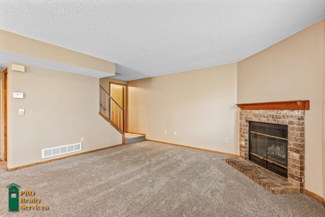 Building Photo - 3 Bedroom End Unit Townhouse