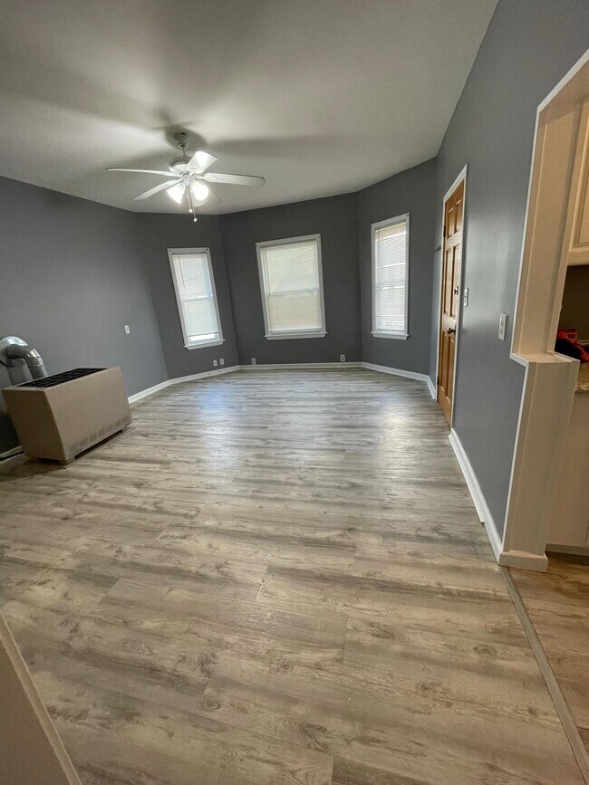 Building Photo - 137 Tecumseh St