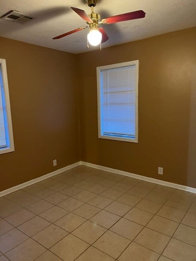 Building Photo - 2 Bedroom 1 bath Home