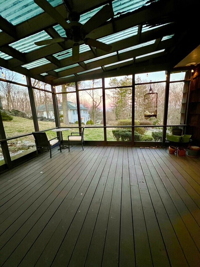 Building Photo - Spacious Well Maintained 3 Bedroom 2.5-Bat...