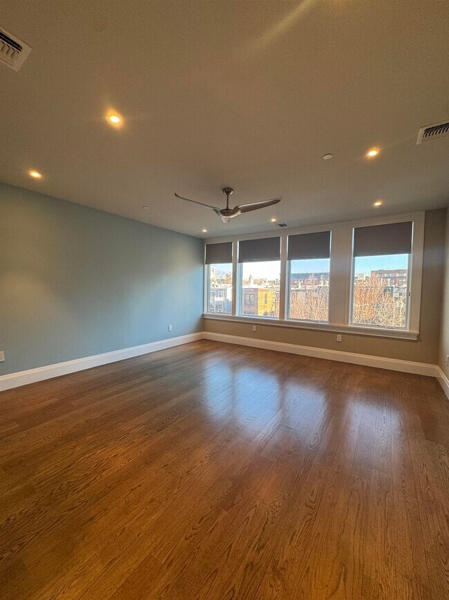 Building Photo - 16 Bright St