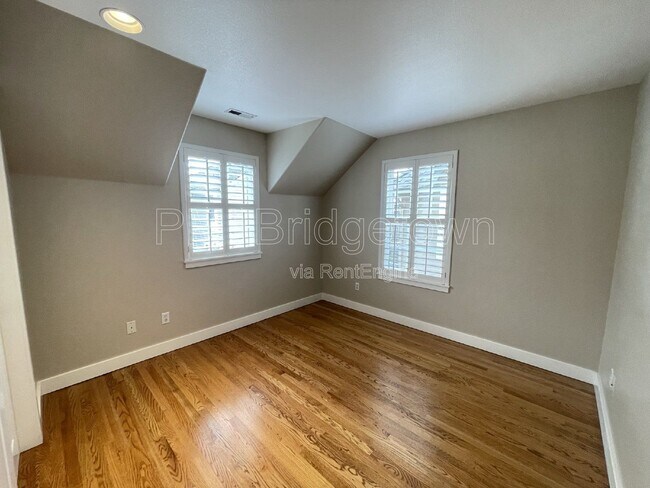 Building Photo - 10235 NW Edgewood Dr