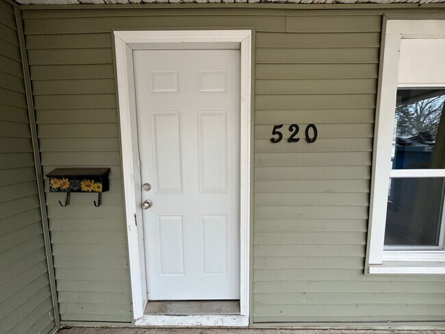 Building Photo - 4 Bedroom / 1 Bathroom House for Rent