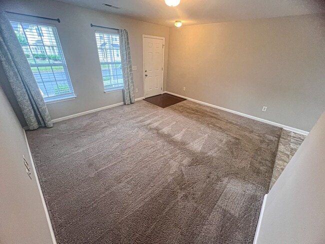 Building Photo - Lovely 2 bedroom 2 1/2 bathroom Townhome in Northeast Greensboro!