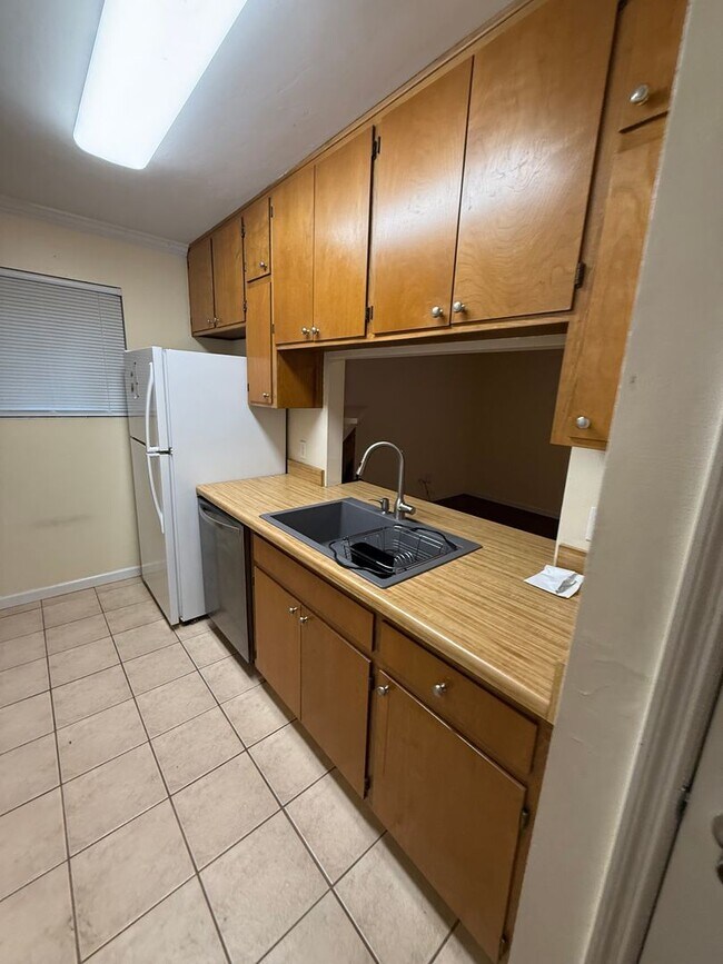 Building Photo - Well Kept 2/2 with Fenced in yard!