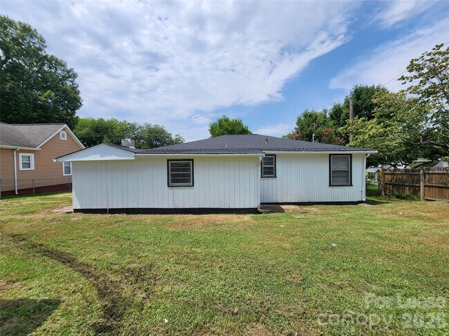 Building Photo - 1208 N Juniper Ave