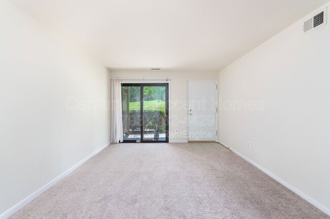 Building Photo - 5805 Royal Ridge Dr