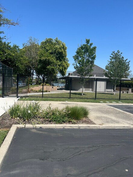 Building Photo - 1659 Blackoak Dr