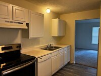 Building Photo - 3 Bedroom 2 Bath