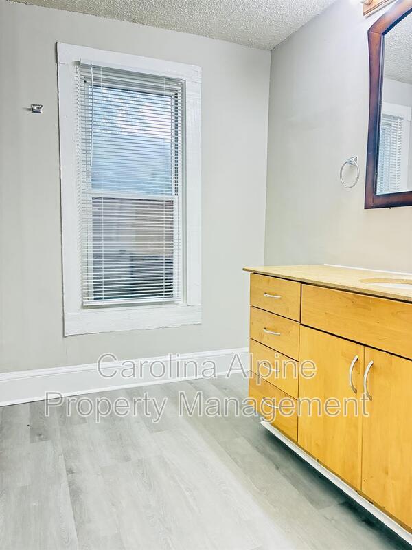Building Photo - 514 S Maple St