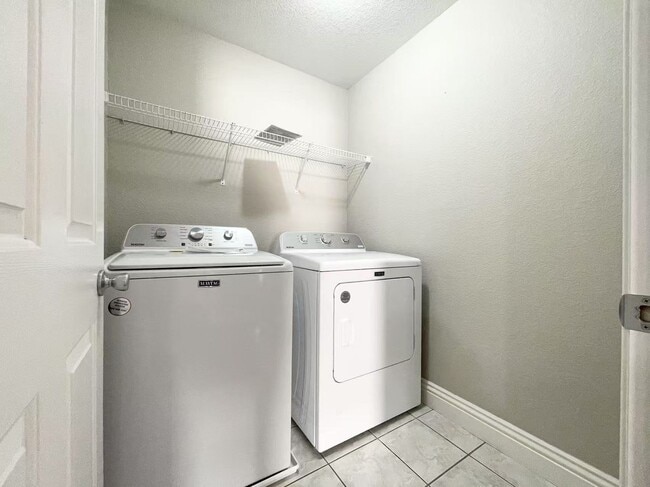 Building Photo - Nice two-story home with 4 bedrooms