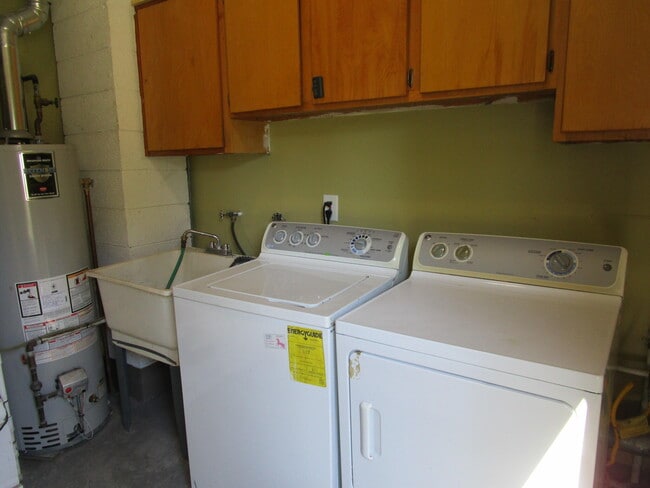 Building Photo - 25606 Hanover St