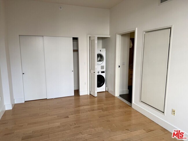 Building Photo - 460 S Spring St