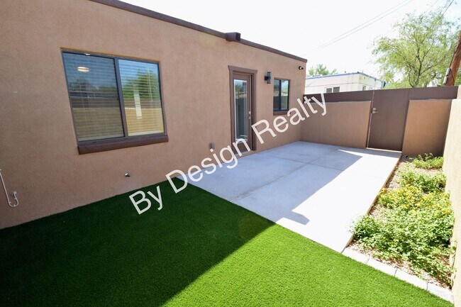 Building Photo - Contemporary 1 Bed 1 Bath with Beautiful Finishes, Private Yard & Off-Street Parking