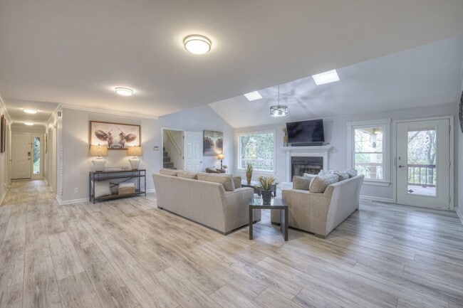 Building Photo - 204 Hogan Ln