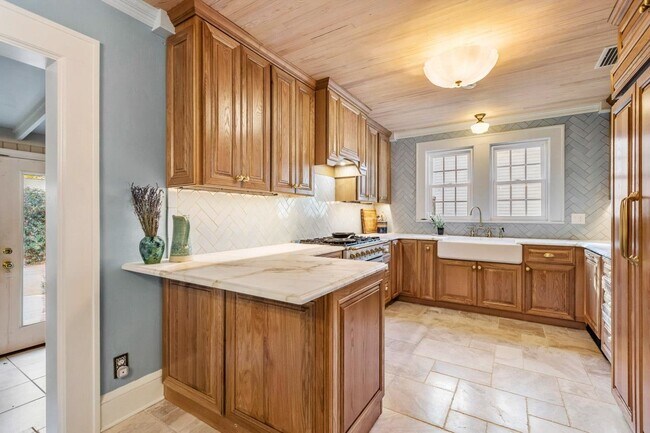 Building Photo - 821 Ingleside Ave