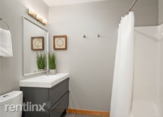 Building Photo - 827 Hiawatha Pl S