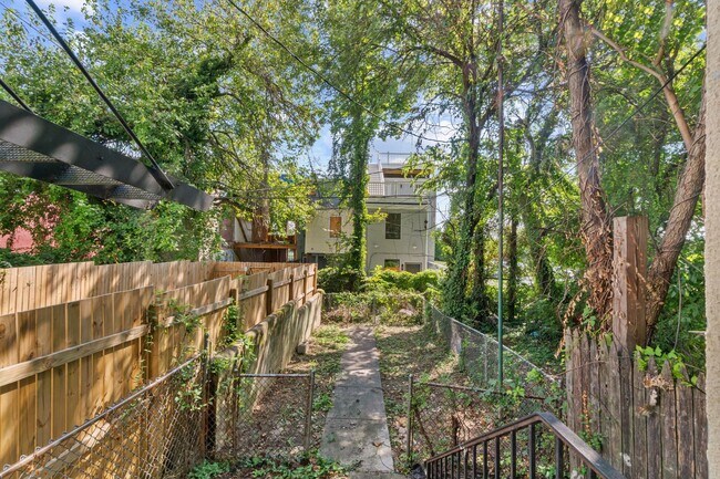 Building Photo - 1027 Bennett Pl