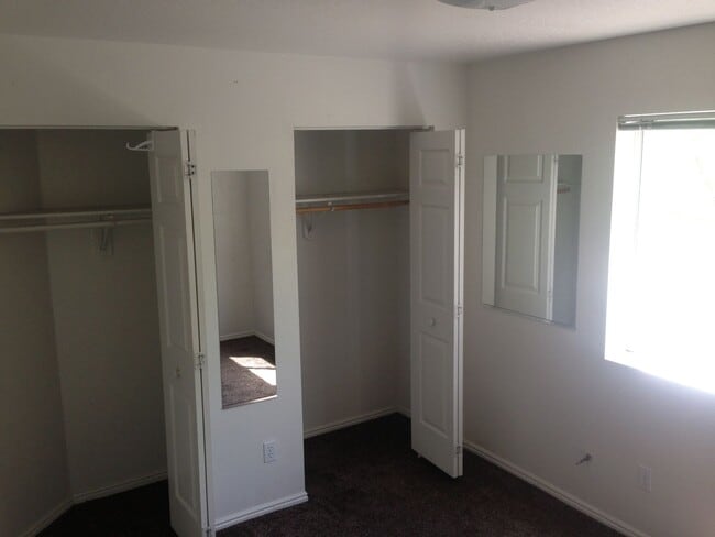 Building Photo - Ground Level Apartment