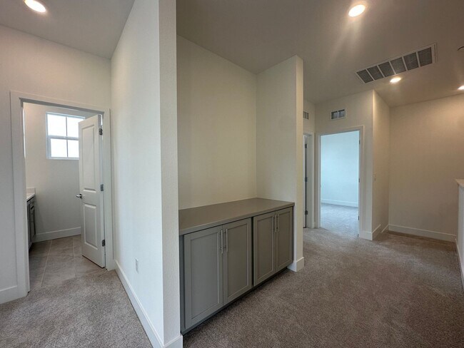 Building Photo - 2824 Wrangell St