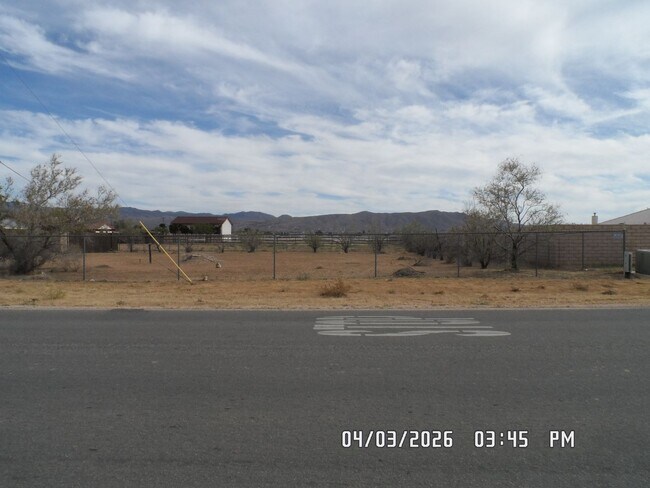 Building Photo - 3 Bedrooms, 1.75 Bathrooms, Approx. 1542 sq. ft., 2 Car Garage, Covered Patio, Large Fenced Corne...