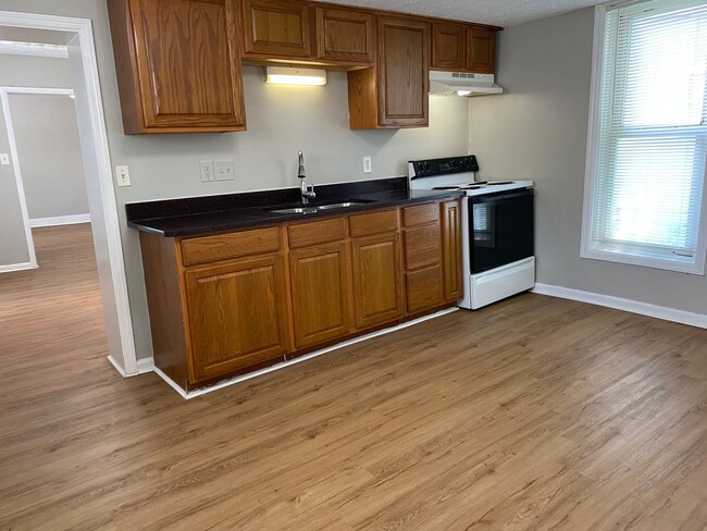 Building Photo - Spacious One Bedroom House!  Off Street Pa...