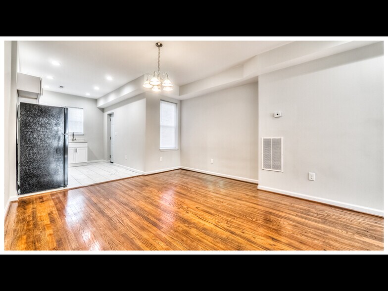 Building Photo - 3336 W Caton Ave