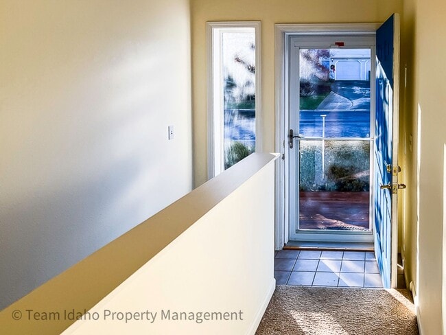 Building Photo - 5 bedrooms, 3 baths, and 3004 sqft Single Family Home