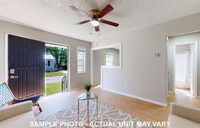 Building Photo - Updated 2 Bedroom Jacksonville Heights Apa...