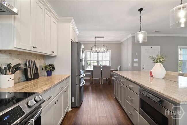 Building Photo - Perfect blend of luxury and comfort