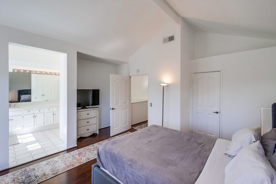 Building Photo - 7140 Calabria Ct