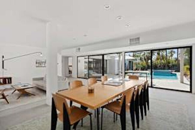 Primary Photo - 5 bedroom 5 bath Available for Short Term ...