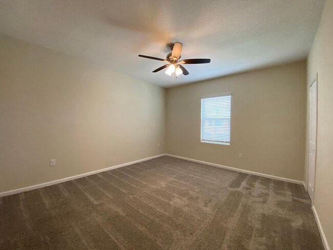Building Photo - 3BD/2.5BA Townhome in Econ Trails Near Valencia East!