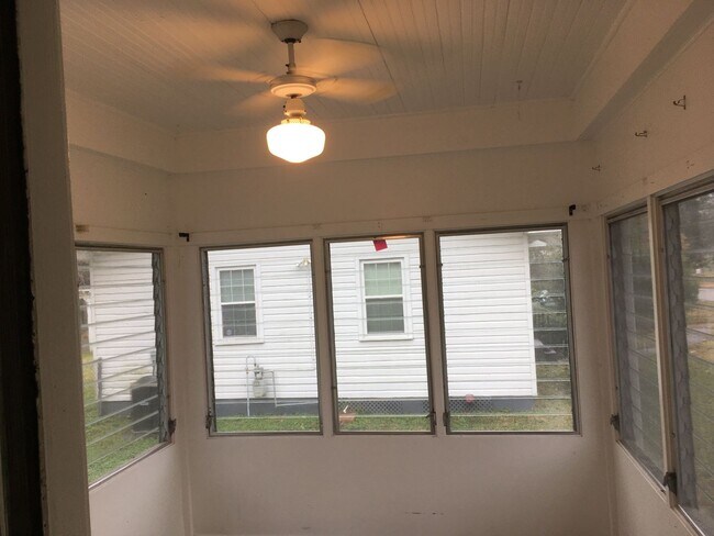 Building Photo - CUTE MIDTOWN COTTAGE