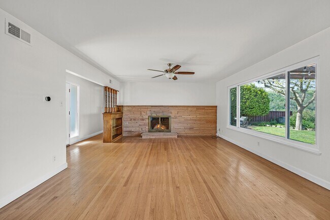 Building Photo - One level home Crockett, magnificent VIEWS