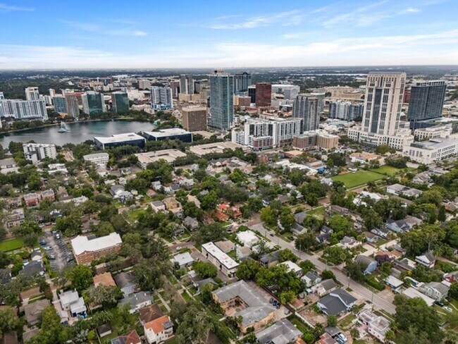 Building Photo - Orlando - 2 Bedroom, 1 Bathroom - $1895.00