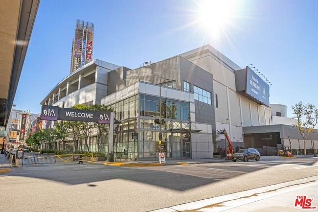 Building Photo - 900 W Olympic Blvd